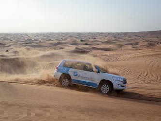 Safari dans le désert d’Abu Dhabi avec barbecue, balade à dos de chameau et sandboard